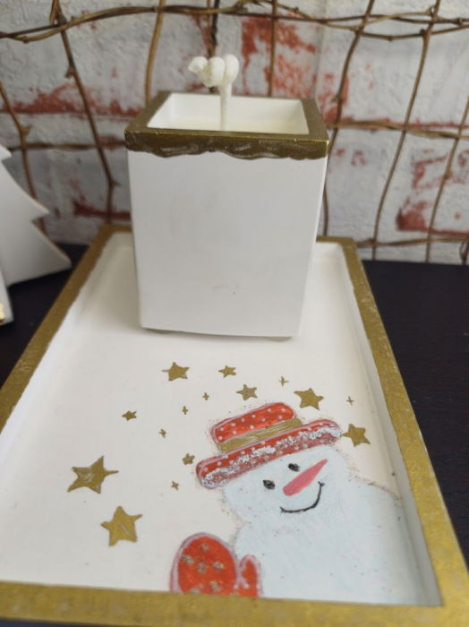 Set decorativ  Craciun - lumanare din ceara de soia si suport dreptungiular din ceramica alb auriu [13]