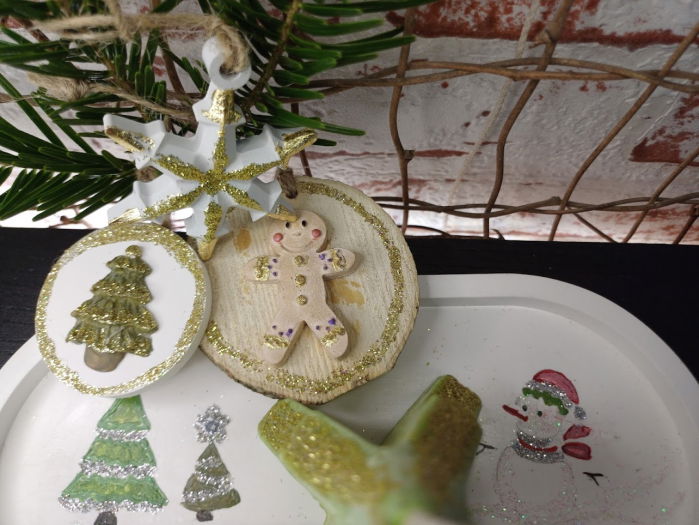 Set decorativ de Craciun: lumanare bradut plus suport oval pictat manual [5]