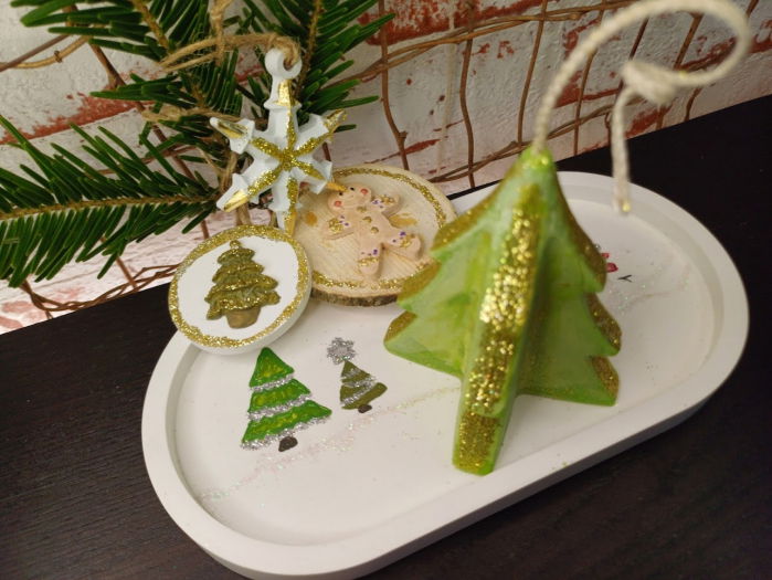 Set decorativ de Craciun: lumanare bradut plus suport oval pictat manual [3]