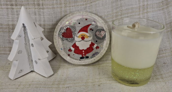 Set decorativ de Craciun - 'Love Santa' - lumanare plus suport din ceramica pictat manual [11]