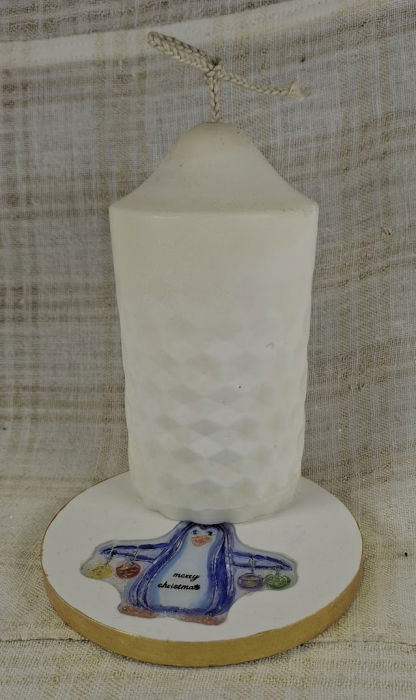 Set decorativ de Craciun - 'Merry Pinguini' lumanare alba din ceara de soia plus suport din ceramica handmade [8]