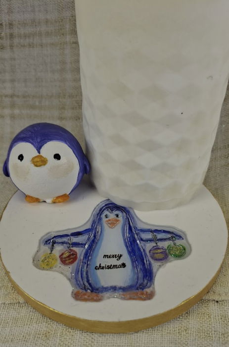 Set decorativ de Craciun - 'Merry Pinguini' lumanare alba din ceara de soia plus suport din ceramica handmade [2]