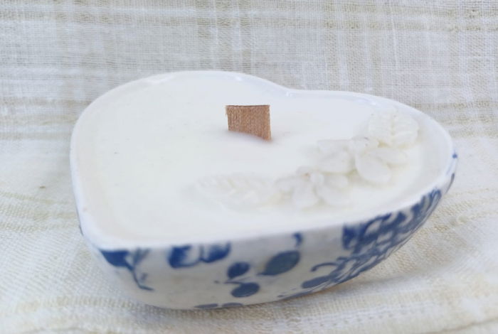 Set decorativ - lumanare parfumata in recipient inimioara plus suport -  motiv floral bleumarin. [7]