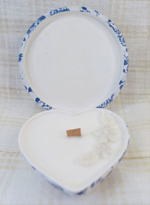 Set decorativ - lumanare parfumata in recipient inimioara plus suport -  motiv floral bleumarin. [3]