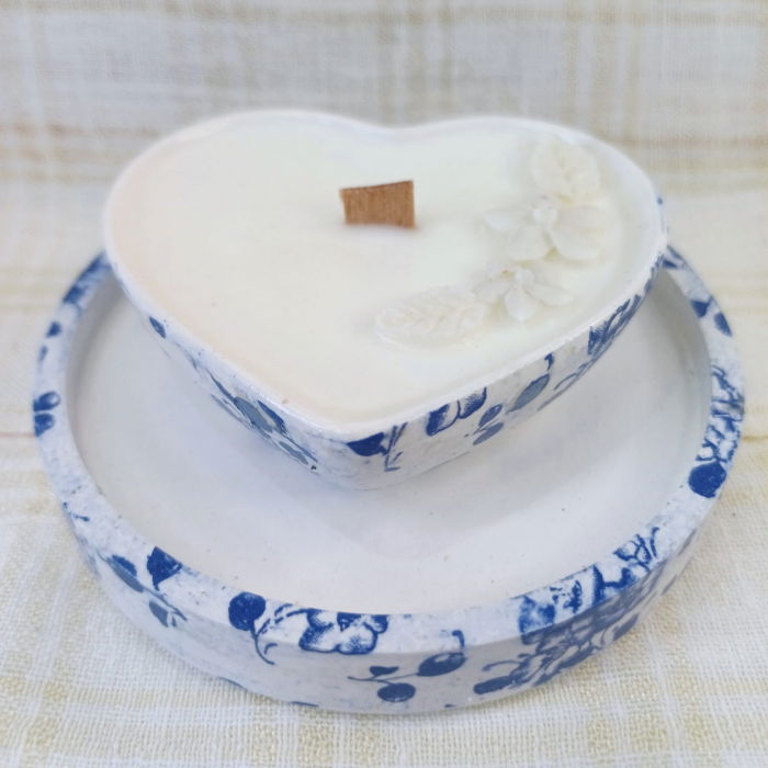 Set decorativ - lumanare parfumata in recipient inimioara plus suport -  motiv floral bleumarin. [2]