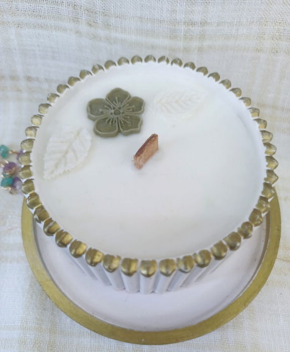 Set decorativ - lumanare in recipient ceramic plus suport rotund (farfuriuta), alb cu margine aurie. [4]