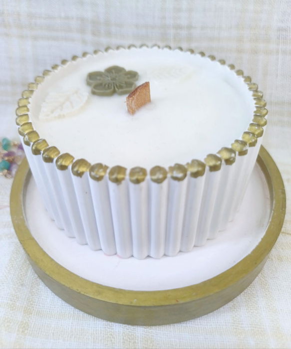 Set decorativ - lumanare in recipient ceramic plus suport rotund (farfuriuta), alb cu margine aurie. [6]