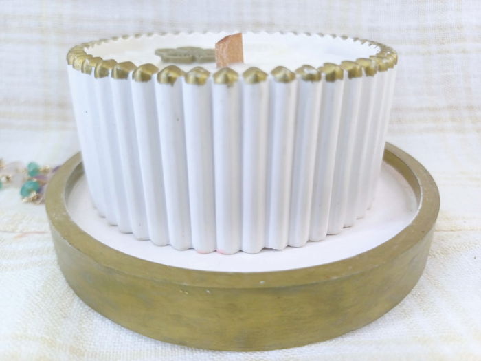 Set decorativ - lumanare in recipient ceramic plus suport rotund (farfuriuta), alb cu margine aurie. [5]