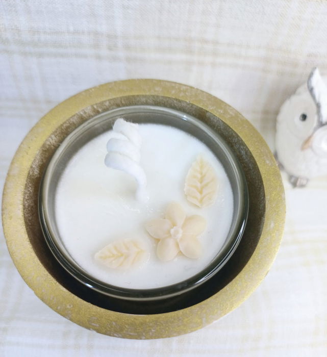 Set decorativ - lumanare in pahar de sticla si un recipient din ceramica handmade alb auriu [5]