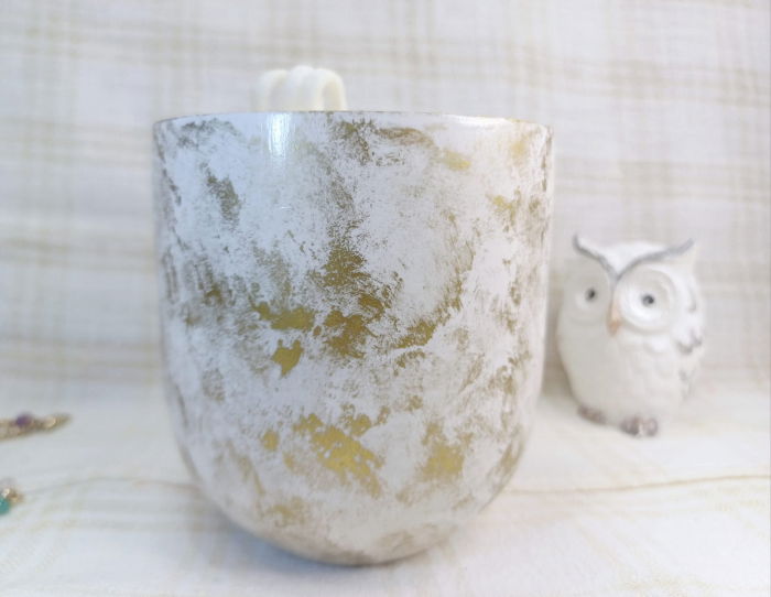 Set decorativ - lumanare in pahar de sticla si un recipient din ceramica handmade alb auriu [3]