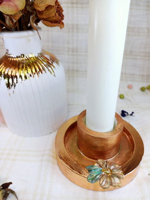 Set decorativ - lumanare cilindrica, alba, sfesnic in culoarea bronzului si  vaza din ceramica alba. [7]