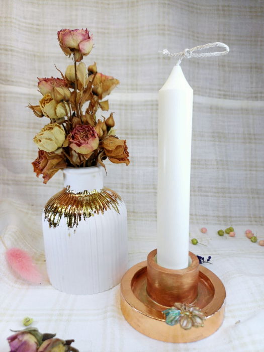 Set decorativ - lumanare cilindrica, alba, sfesnic in culoarea bronzului si  vaza din ceramica alba. [1]