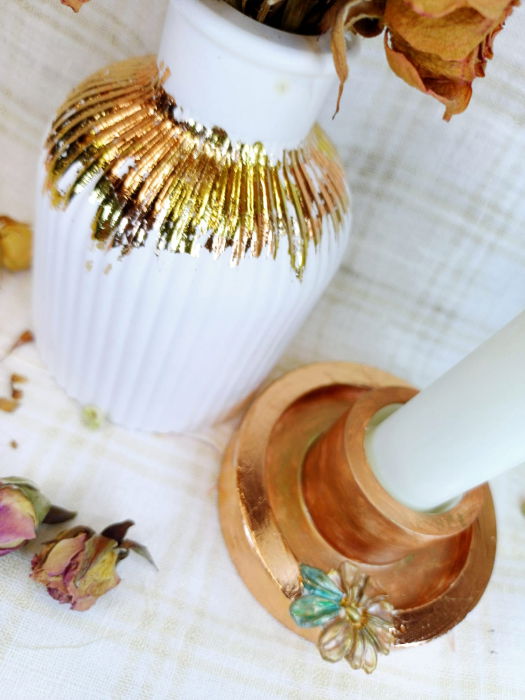 Set decorativ - lumanare cilindrica, alba, sfesnic in culoarea bronzului si  vaza din ceramica alba. [5]