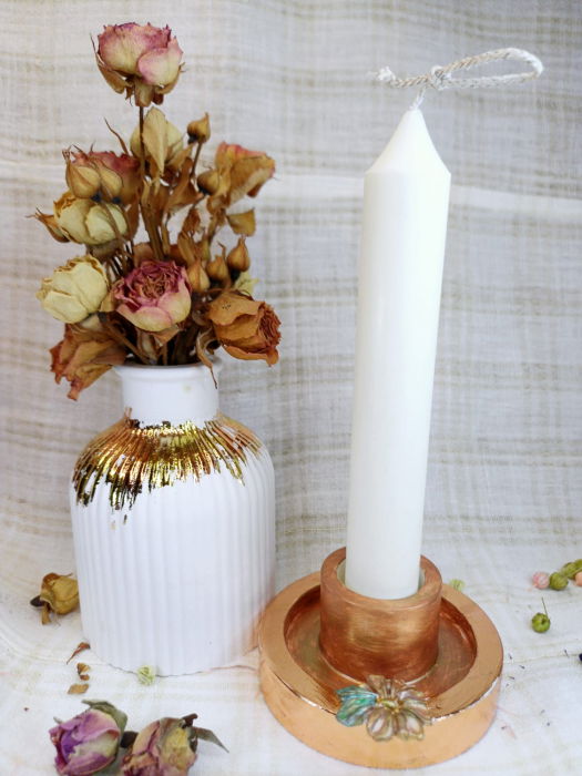 Set decorativ - lumanare cilindrica, alba, sfesnic in culoarea bronzului si  vaza din ceramica alba. [2]