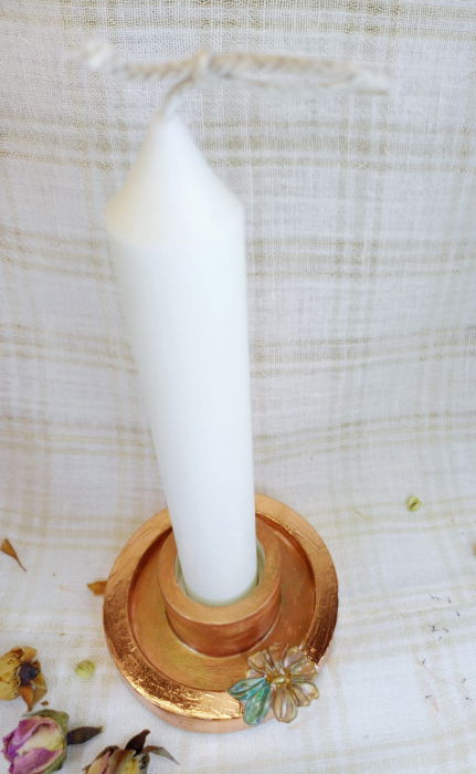 Set decorativ - lumanare cilindrica, alba, sfesnic in culoarea bronzului si  vaza din ceramica alba. [6]