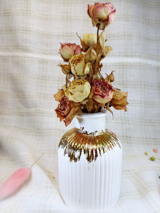 Set decorativ - lumanare cilindrica, alba, sfesnic in culoarea bronzului si  vaza din ceramica alba. [3]