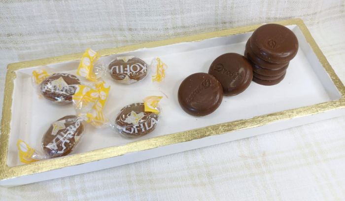 Set decorativ format din doua lumanari " bubble"din ceara de soia, un suport dreptunghiular si un suport pentru fotografii. [12]