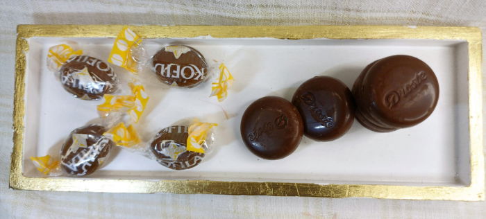 Set decorativ format din doua lumanari " bubble"din ceara de soia, un suport dreptunghiular si un suport pentru fotografii. [11]