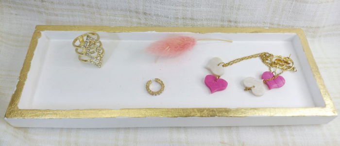 Set decorativ format din doua lumanari " bubble"din ceara de soia, un suport dreptunghiular si un suport pentru fotografii. [10]