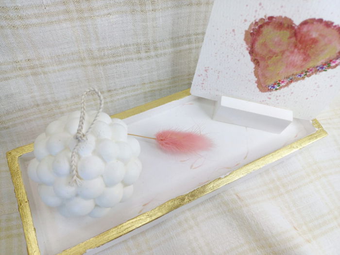 Set decorativ format din doua lumanari " bubble"din ceara de soia, un suport dreptunghiular si un suport pentru fotografii. [7]