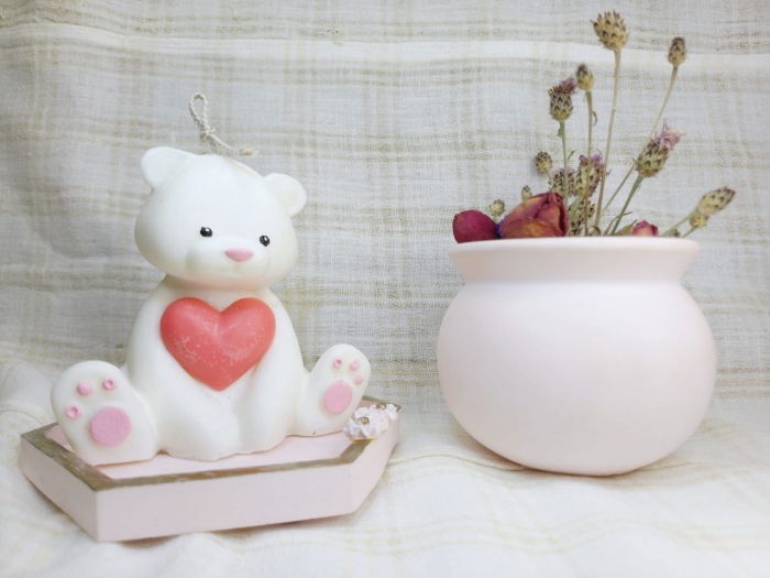 Set decorativ alcatuit dintr-o lumanare mare in forma de ursulet din ceara de soia, o farfurie hexagonala si un bol rotund, ambele din ceramica roz [5]