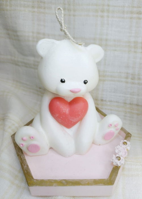 Set decorativ alcatuit dintr-o lumanare mare in forma de ursulet din ceara de soia, o farfurie hexagonala si un bol rotund, ambele din ceramica roz [4]