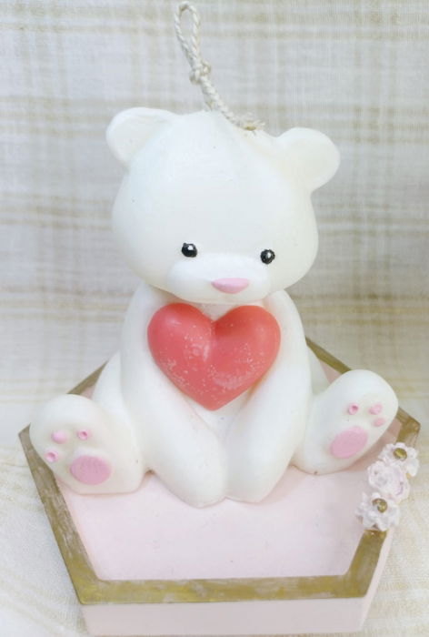 Set decorativ alcatuit dintr-o lumanare mare in forma de ursulet din ceara de soia, o farfurie hexagonala si un bol rotund, ambele din ceramica roz [7]