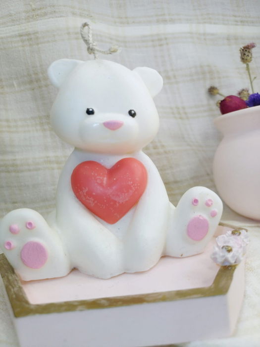 Set decorativ alcatuit dintr-o lumanare mare in forma de ursulet din ceara de soia, o farfurie hexagonala si un bol rotund, ambele din ceramica roz [2]