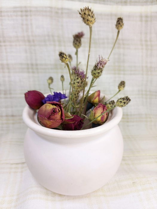 Set decorativ alcatuit dintr-o lumanare mare in forma de ursulet din ceara de soia, o farfurie hexagonala si un bol rotund, ambele din ceramica roz [6]