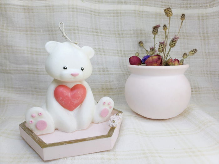 Set decorativ alcatuit dintr-o lumanare mare in forma de ursulet din ceara de soia, o farfurie hexagonala si un bol rotund, ambele din ceramica roz [3]