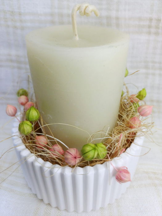 Set decorativ compus dintr-o lumanare cilindrica, alba, din ceara de albine, un vas rotund si o farfurie ovala din ceramica. [3]