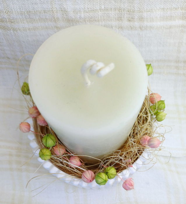 Set decorativ compus dintr-o lumanare cilindrica, alba, din ceara de albine, un vas rotund si o farfurie ovala din ceramica. [5]