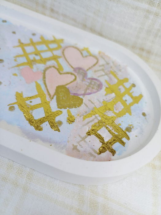 Set decorativ compus dintr-o lumanare cilindrica, alba, din ceara de albine, un vas rotund si o farfurie ovala din ceramica. [6]