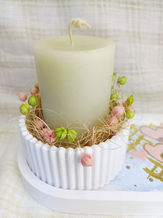 Set decorativ compus dintr-o lumanare cilindrica, alba, din ceara de albine, un vas rotund si o farfurie ovala din ceramica. [1]