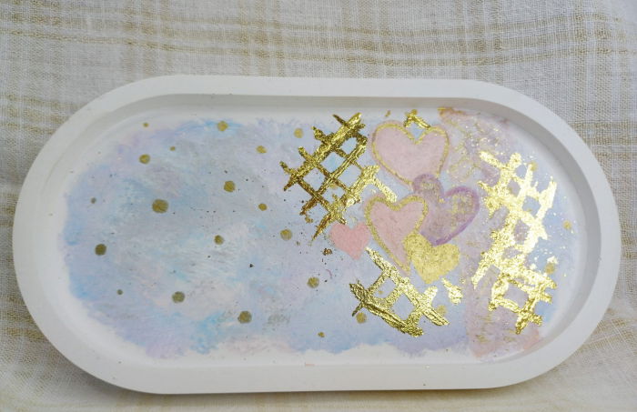 Set decorativ compus dintr-o lumanare cilindrica, alba, din ceara de albine, un vas rotund si o farfurie ovala din ceramica. [4]