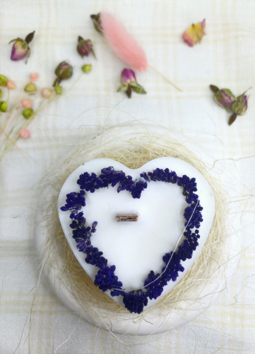 Set decorativ format dintr-o lumanare din ceara de soia, in forma de inima si o farfurie rotunda din ceramica. [1]