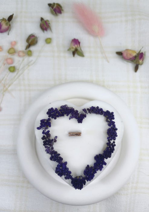 Set decorativ format dintr-o lumanare din ceara de soia, in forma de inima si o farfurie rotunda din ceramica. [3]