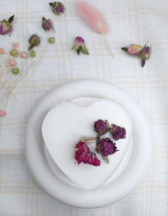 Set decorativ format dintr-o lumanare din ceara de soia, in forma de inima si o farfurie rotunda din ceramica. [3]