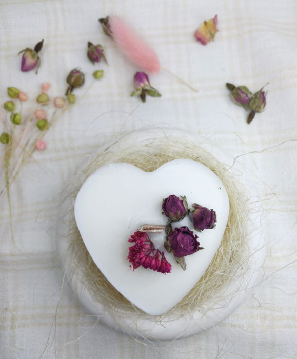 Set decorativ format dintr-o lumanare din ceara de soia, in forma de inima si o farfurie rotunda din ceramica. [1]