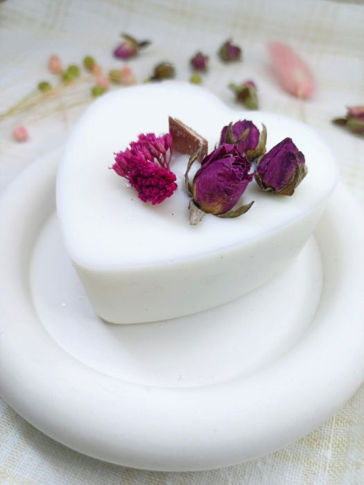 Set decorativ format dintr-o lumanare din ceara de soia, in forma de inima si o farfurie rotunda din ceramica. [2]