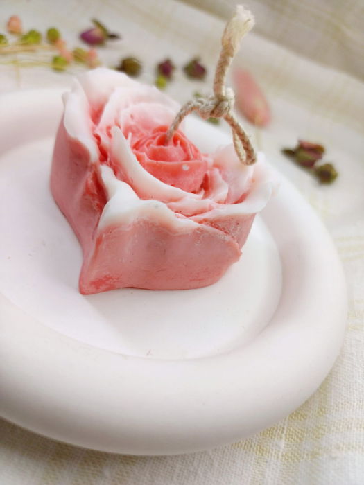 Set decorativ format dintr-o lumanare din ceara de soia, in forma de inima si o farfurie rotunda din ceramica. [2]