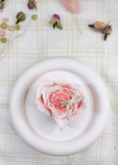 Set decorativ format dintr-o lumanare din ceara de soia, in forma de inima si o farfurie rotunda din ceramica. [3]