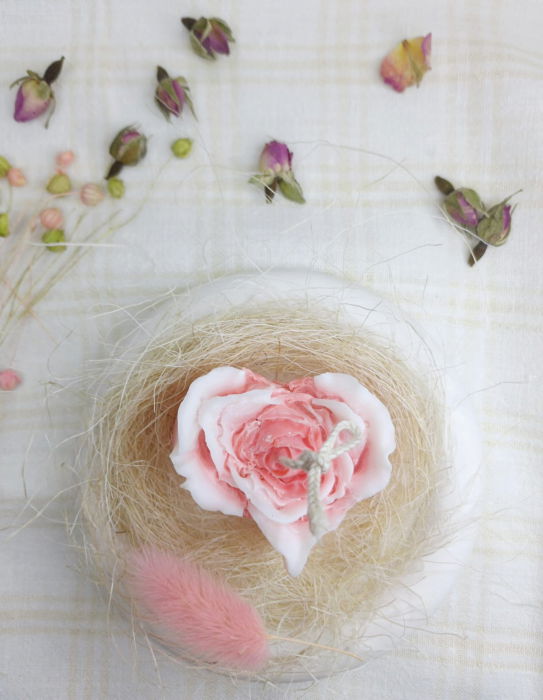 Set decorativ format dintr-o lumanare din ceara de soia, in forma de inima si o farfurie rotunda din ceramica. [1]