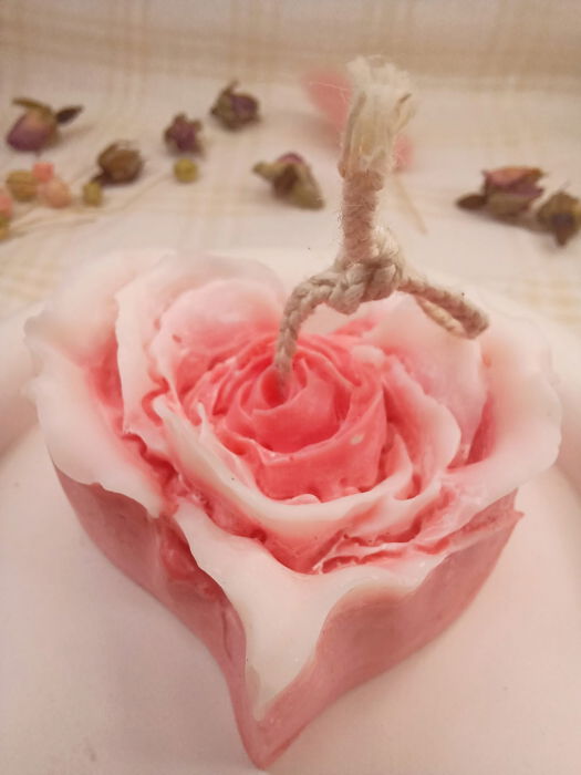 Set decorativ format dintr-o lumanare din ceara de soia, in forma de inima si o farfurie rotunda din ceramica. [4]