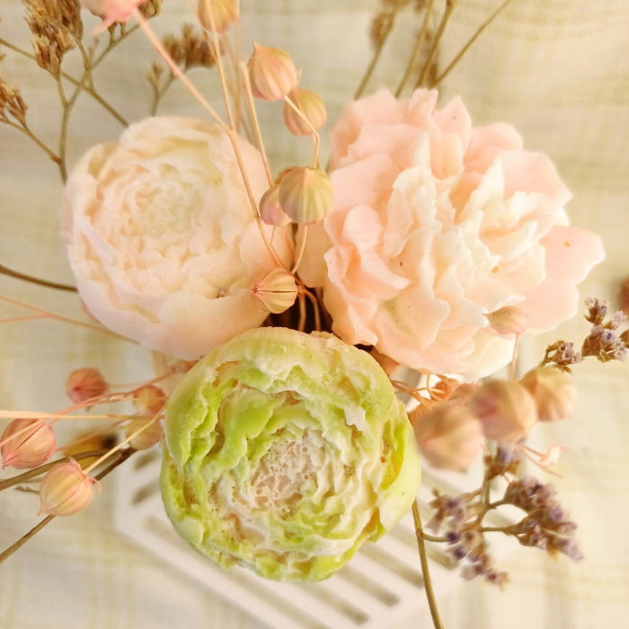 Set decorativ  format dintr-un vas circular din ceramica cu trei flori din ceara placut parfumata si un coaster hexagonal [3]