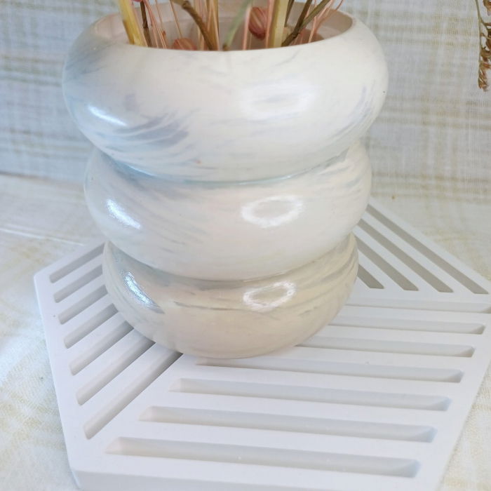 Set decorativ  format dintr-un vas circular din ceramica cu trei flori din ceara placut parfumata si un coaster hexagonal [4]