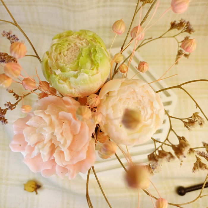 Set decorativ  format dintr-un vas circular din ceramica cu trei flori din ceara placut parfumata si un coaster hexagonal [6]