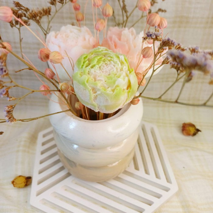 Set decorativ  format dintr-un vas circular din ceramica cu trei flori din ceara placut parfumata si un coaster hexagonal [7]