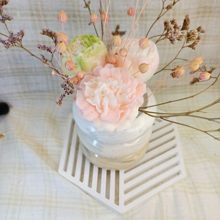 Set decorativ  format dintr-un vas circular din ceramica cu trei flori din ceara placut parfumata si un coaster hexagonal [2]