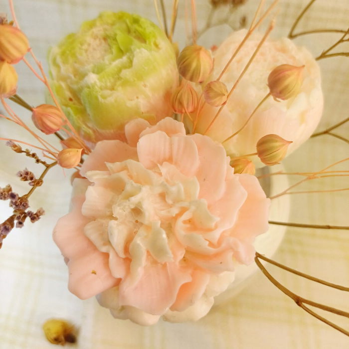 Set decorativ  format dintr-un vas circular din ceramica cu trei flori din ceara placut parfumata si un coaster hexagonal [8]